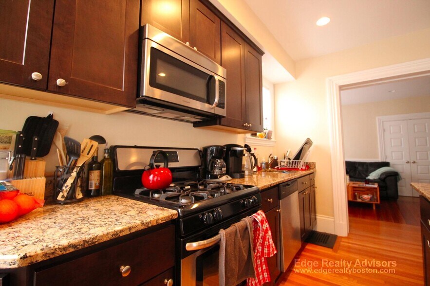 Building Photo - 33 Montcalm Ave