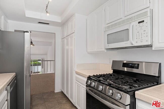 Building Photo - 1646 Palisades Dr