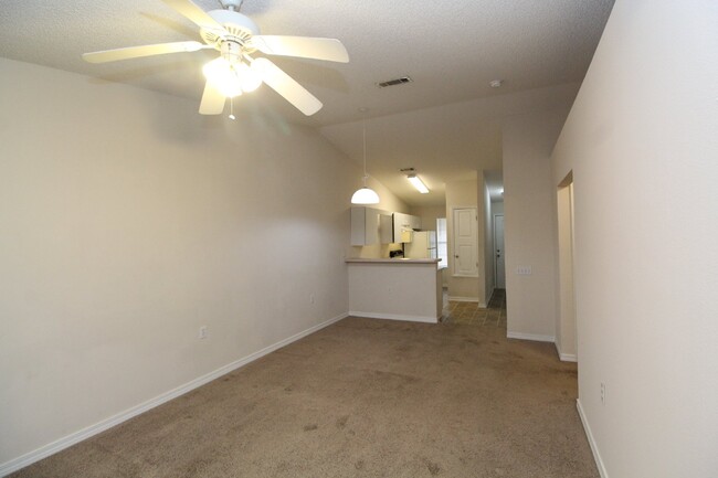 Building Photo - 2 bedroom 1 bathroom home with an open liv...