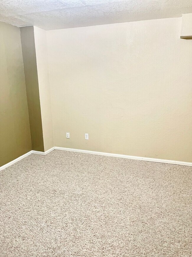 Building Photo - Large Clean Home in Aurora