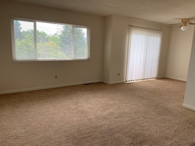 Building Photo - Spacious 2 bed/1.5 bath condo in Martinez