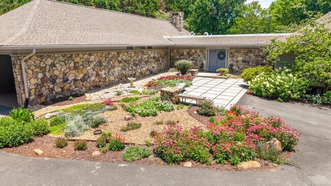 Building Photo - 615 Springhill Dr NE
