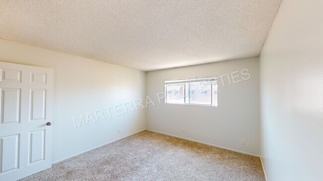 Building Photo - Large 3 Bedroom Townhome!