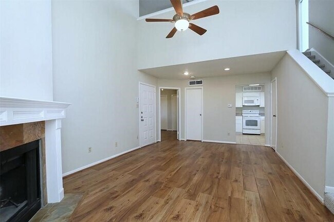 Building Photo - 10855 Meadowglen Ln