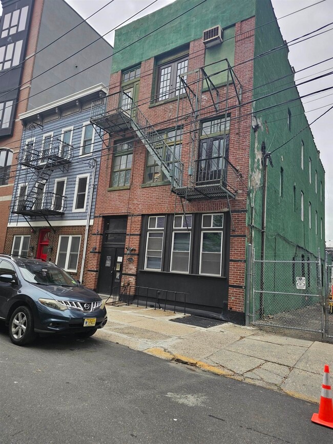 Building Photo - 196 Morgan St