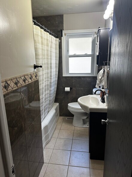 Building Photo - 1223 2nd St NE