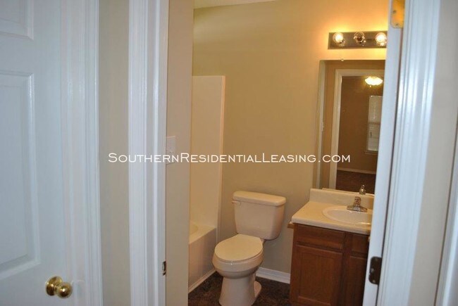 Building Photo - 880 Willow Bridge Dr W