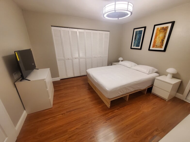 Building Photo - 3568 Boca Ciega Dr