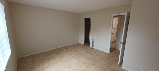 Building Photo - 409 Executive Center Dr
