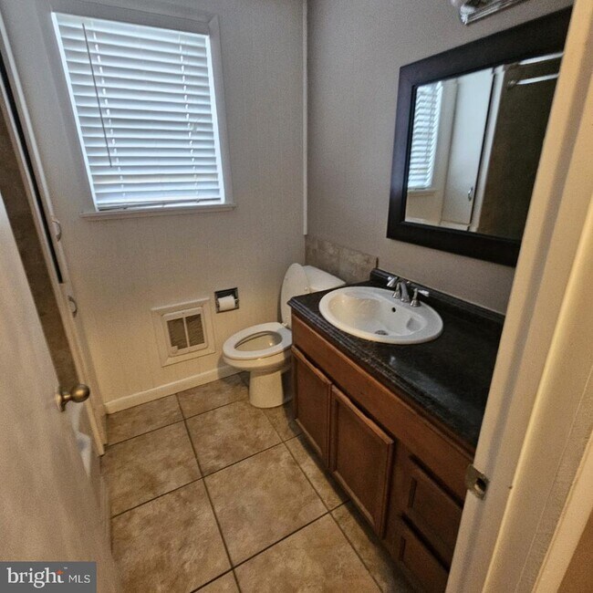 Building Photo - 1232 N Main St