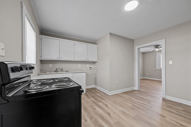 Building Photo - Riverview - Building 10 (31-34)