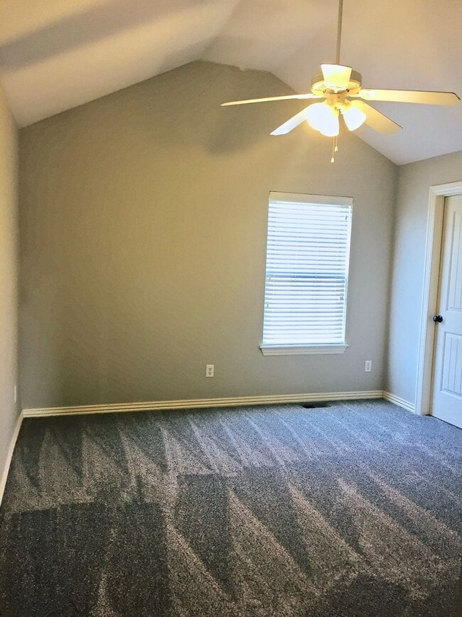 Building Photo - 3 Miles From the UofA!! Beautiful 3 Bedroo...