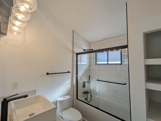 Building Photo - Beautiful Three Bedroom