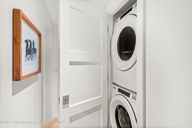 Building Photo - 731 S Mill St