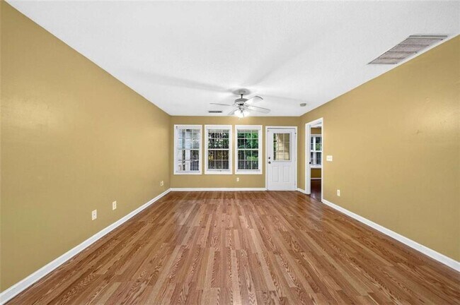 Building Photo - 744 W Vincent Dr