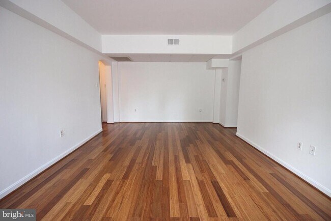 Building Photo - 1800 Queens Ln
