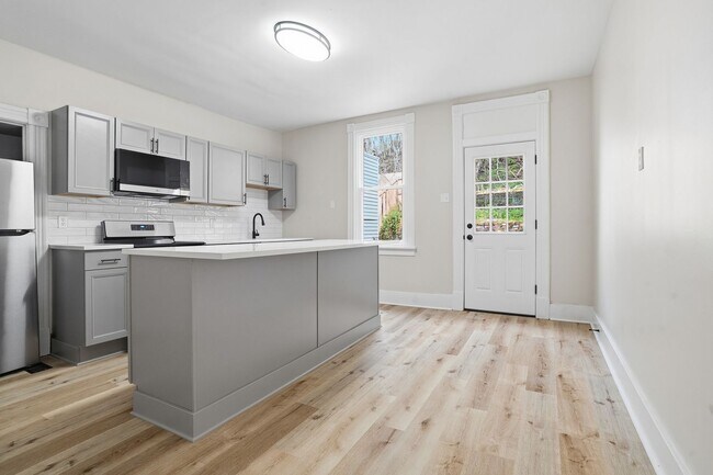 Building Photo - 3 bed 1 bath - completely updated, great location, central air, laundry