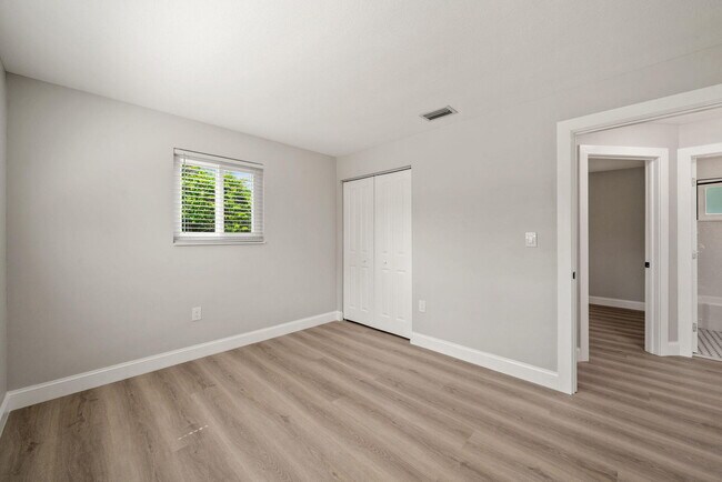 Building Photo - 2071 W Carol Cir