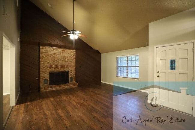 Building Photo - 3 Bedroom 2 Bath Home in Beautiful Neighborhood! A fenced back yard!!