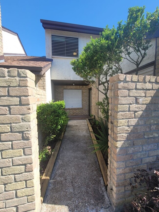 Building Photo - Havre Lafitte Townhouse off of 75th St. (6 blocks from Seawall)