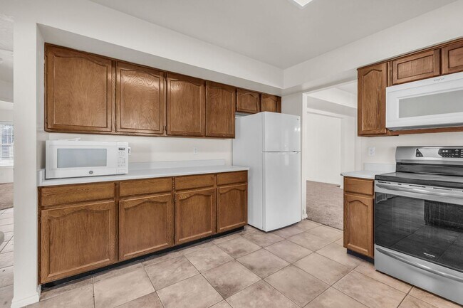 Building Photo - 5BR Sandy Home w/ NEW Flooring, Huge Basement & Large Backyard