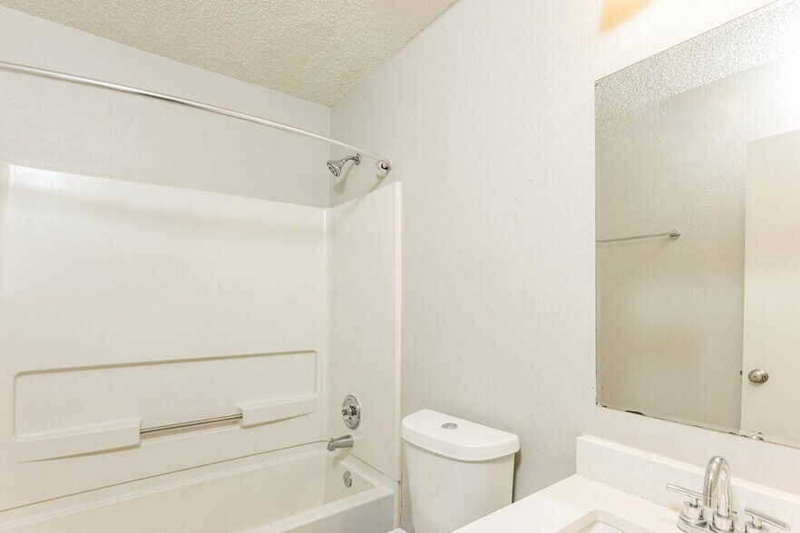 Building Photo - 1612 Picadilly Ct NE