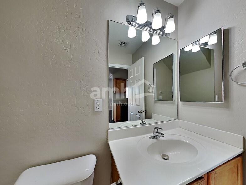Building Photo - 6506 S 10th Dr