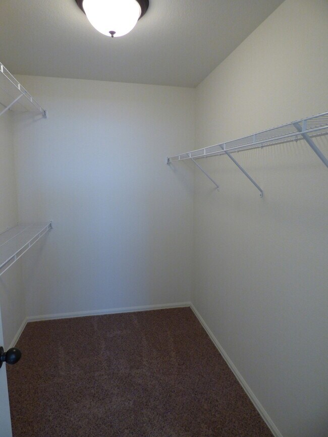 Building Photo - Two Story 3 Bed / 2.5 Bath Home in Windsor!