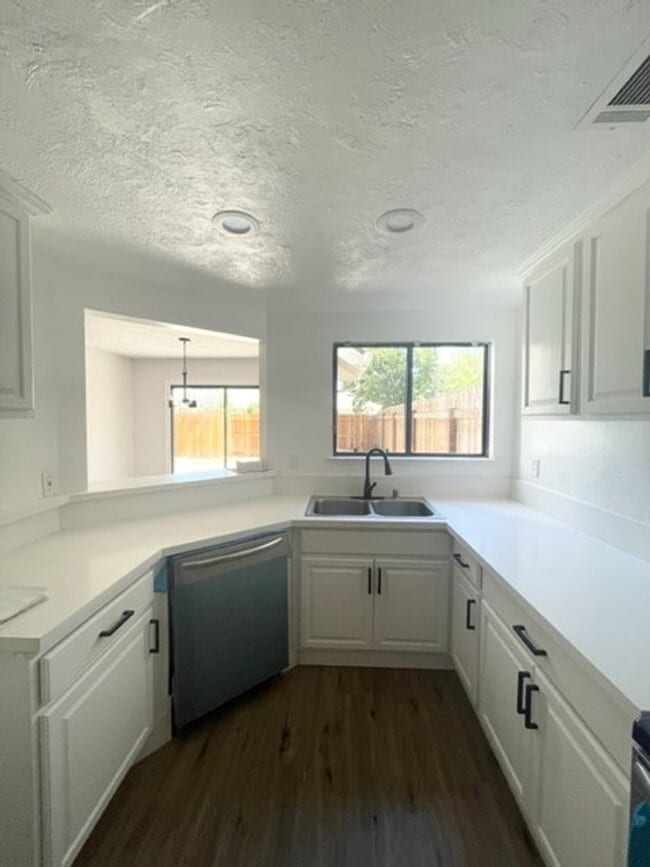 Building Photo - Darling Elk Grove Halfplex!