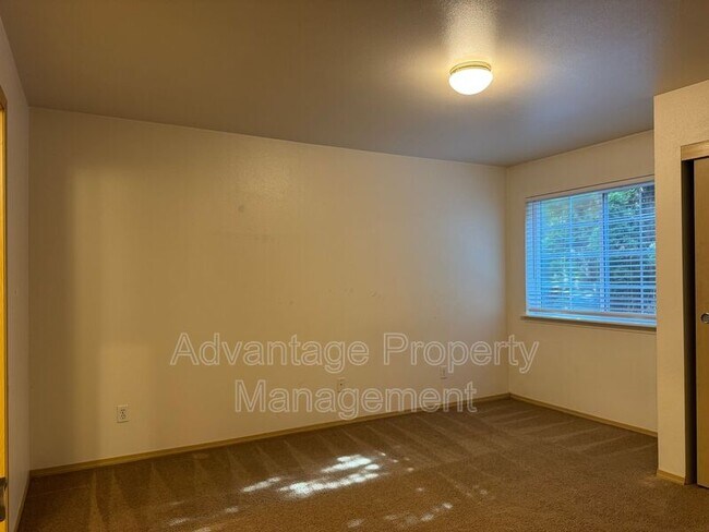 Building Photo - 739 Jackson St W