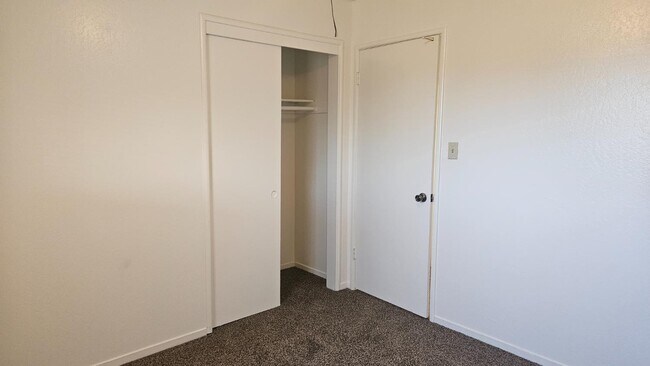 Building Photo - 956 W Antonio Dr