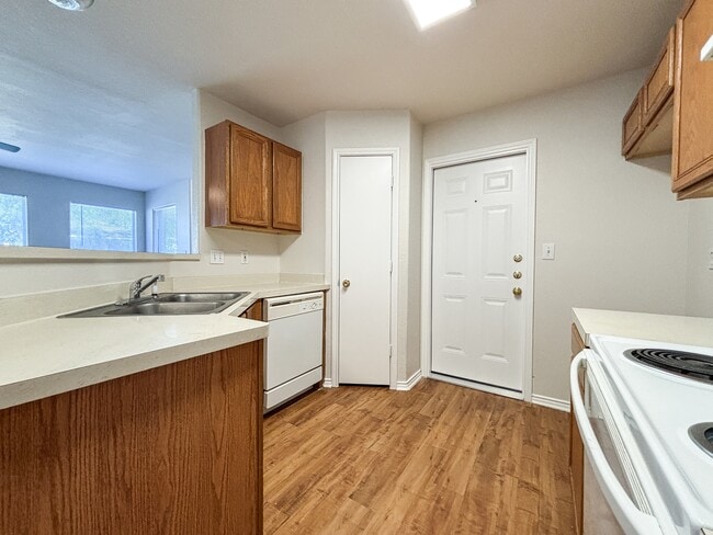 Building Photo - 105 Long Ln