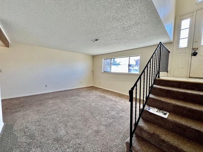 Building Photo - 508 E 7th St