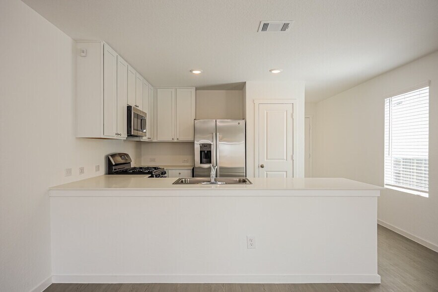Building Photo - 11816 California Rose