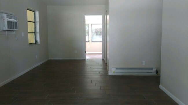 Building Photo - 3 Bed 1 Bath Home | Pet Friendly with Fenced Yard | Washer Dryer Hook Ups | Section 8 Welcome