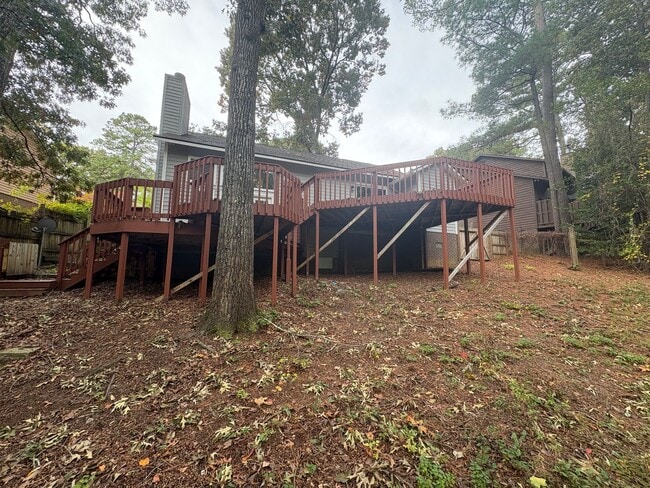 Building Photo - Charming 3 Bed, 2 Bath Tri-Level Home