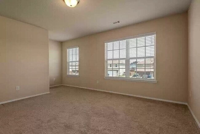 Building Photo - 906 SW Green World St