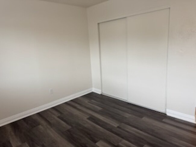 Building Photo - Upstairs Charming 2- bedroom condo