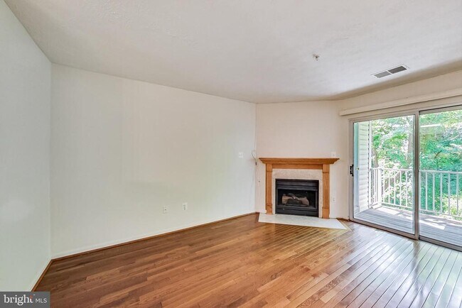 Building Photo - 8911 Town Center Cir