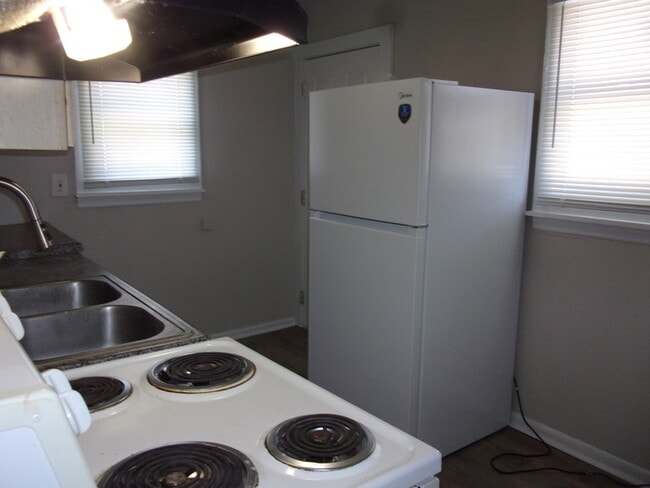 Building Photo - Recently Refreshed 2 Bedroom 1 Bath Home Minutes from Uptown Charlotte