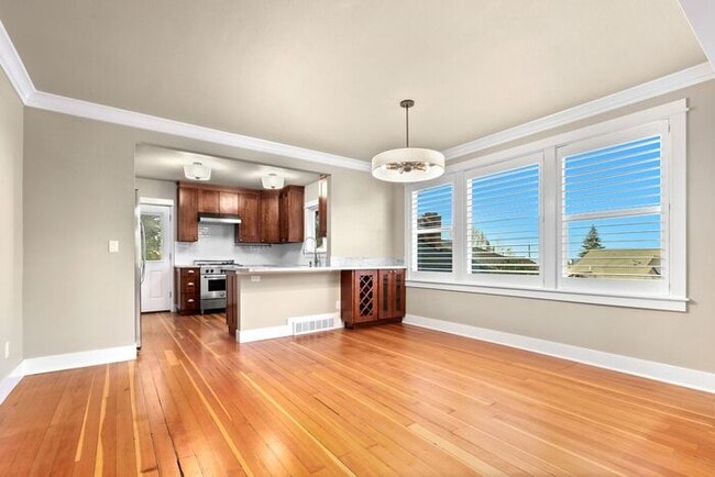 Building Photo - Gorgeous AIR CONDITIONED West Seattle Char...