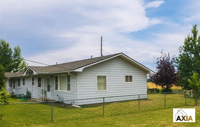 Building Photo - Charming 2BD/1BA Duplex with Farmland Views