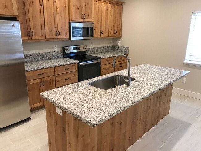 Building Photo - SPACIOUS 3 BEDROOM 3.5 BATHROOM HOME With Washer and Dryer!