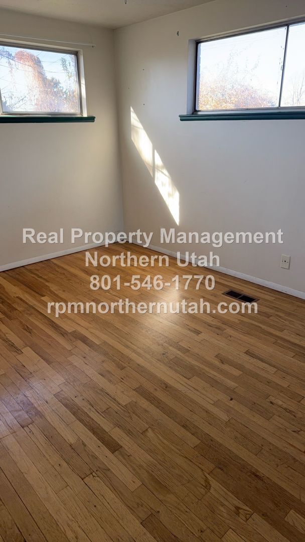 Building Photo - 5 Bedroom 2 Bath Home In Kaysville Available!