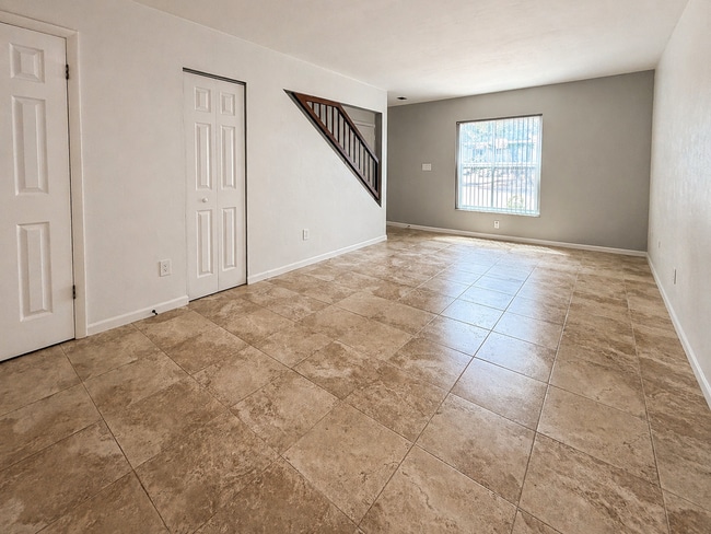 Building Photo - 2BR/1.5BA Townhouse in Mill Run!