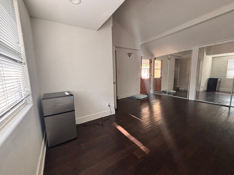 Building Photo - 7536 Lasaine Ave