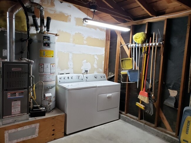 Building Photo - 4 Bed 2 Bath with Beautiful Large Yard!!