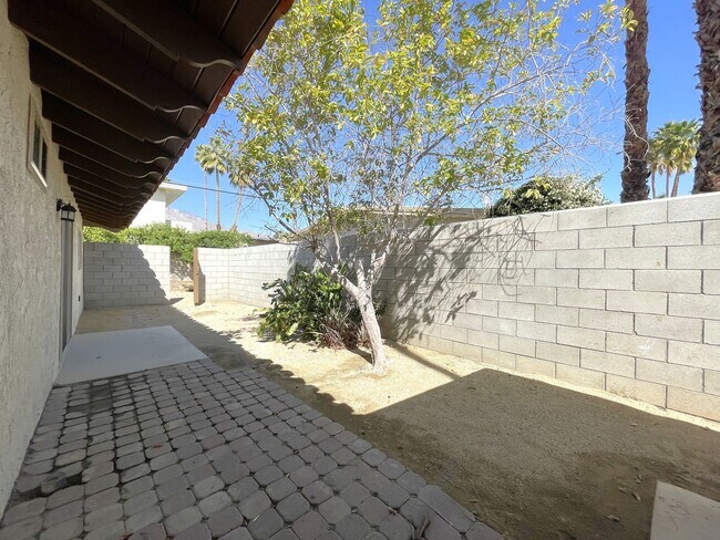 Building Photo - 561 Desert View Dr