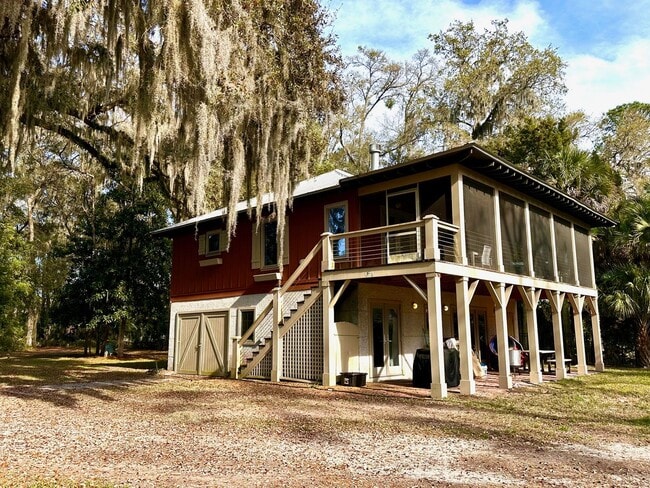 Building Photo - Coastal Retreat-Large 3/2-Must See