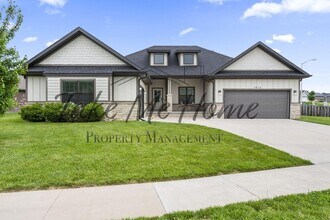 Building Photo - Beautiful 3 Bedroom Home w/ Flex Room!